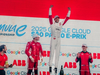 Jack Dennis wins the season opener for Porsche customer team Andretti.